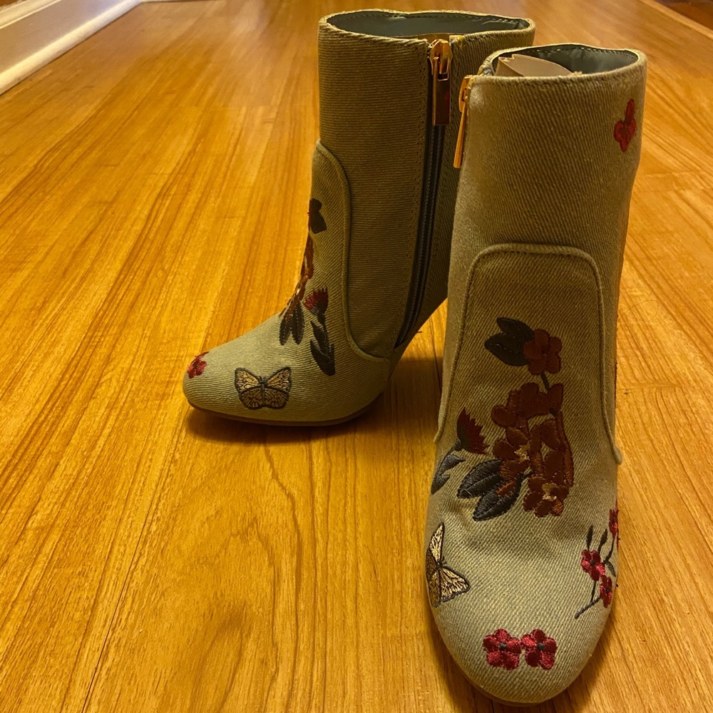 NWOT Flower/denim boots